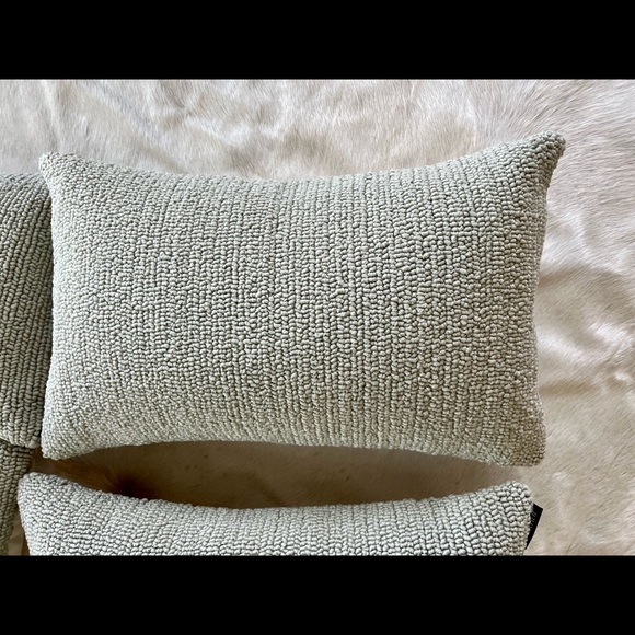 Safavieh 11” x 18” hooked pillows, set of 4, excellent cond. - Picture 4 of 9